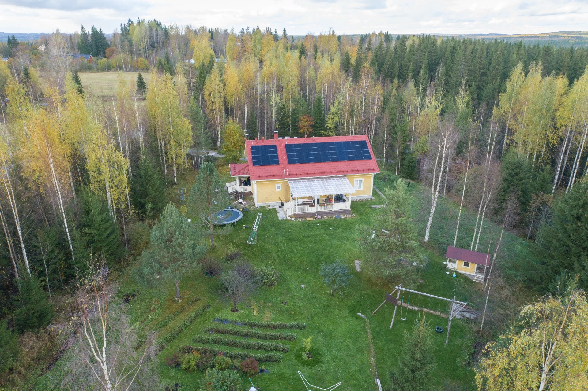 26 aurinkopaneelin aurinkovoimala