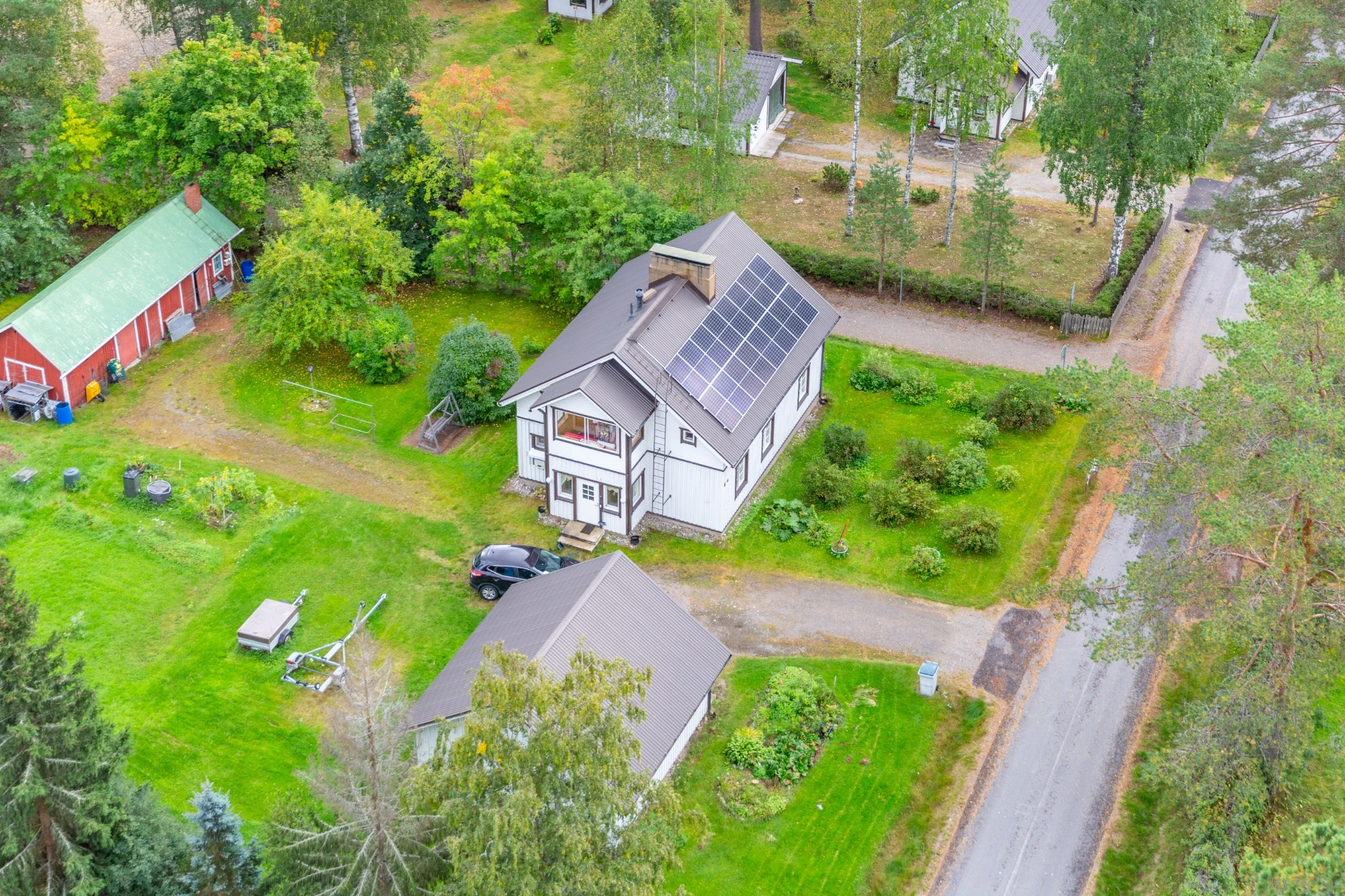 Asennettuna omakotitaloon 6,5 kW -aurinkopaneelit