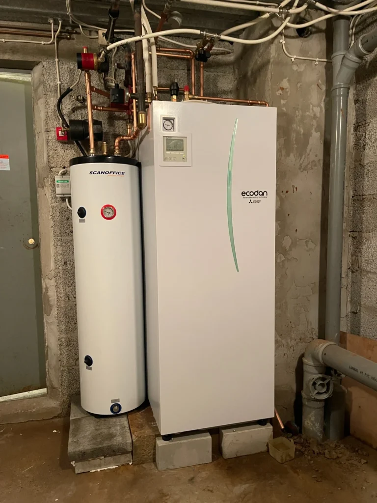 Mitsubishi Electric Ecodan R32 sisäyksikkö. 200 litran lämminvesivaraaja