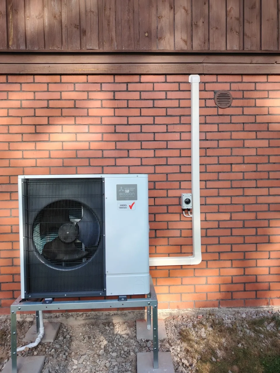 Mitsubishi Electric Ecodan ilma-vesilämpöpumppu asennettuna