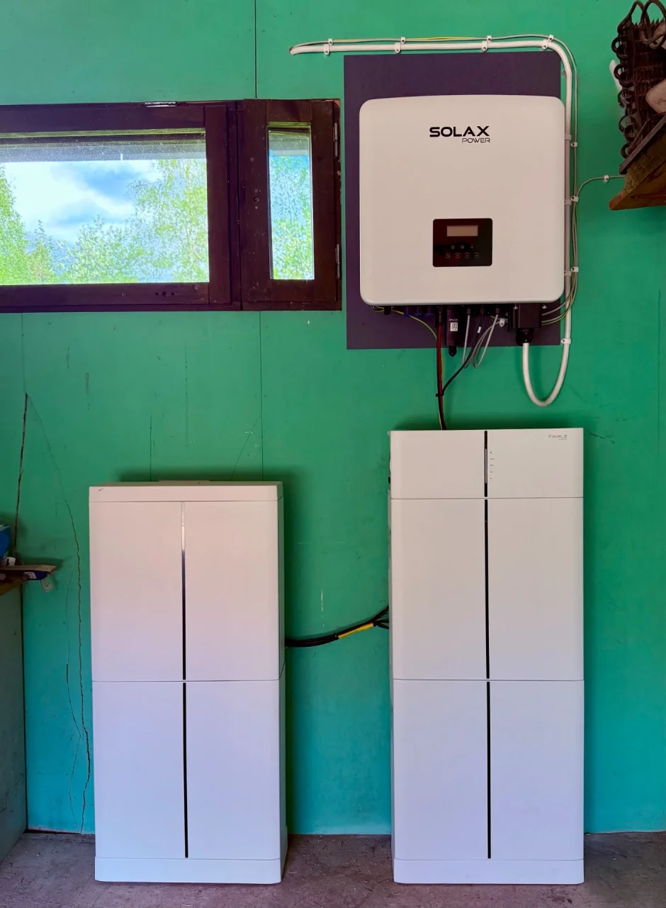 Solax T30 12,3 kW -reserviakku asennettuna