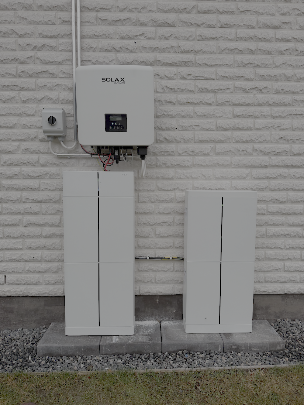 Solaxin reserviakku asennettuna valmiina